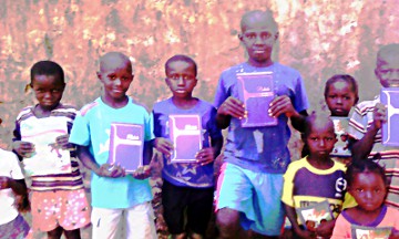 Enfants avec bibles F